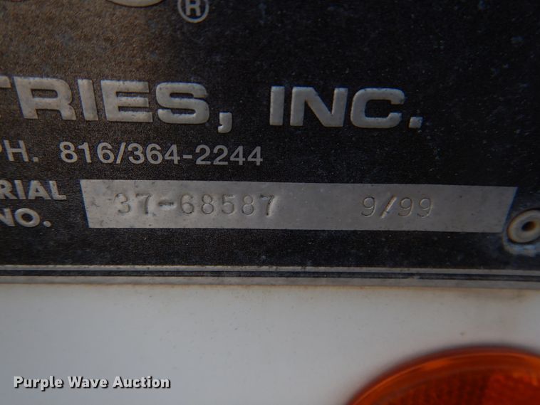 image for item ID9012 2000 International 4900  bucket truck