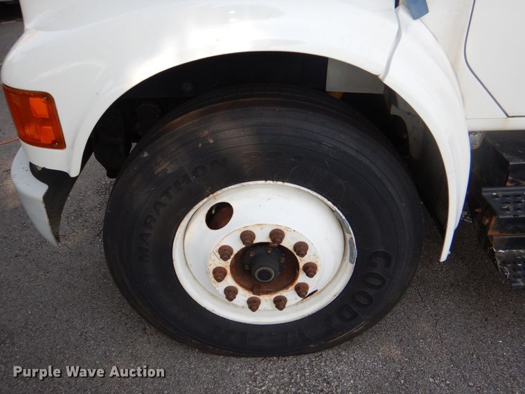 image for item ID9012 2000 International 4900  bucket truck