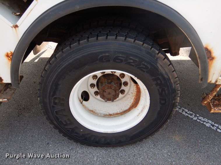 image for item ID9012 2000 International 4900  bucket truck