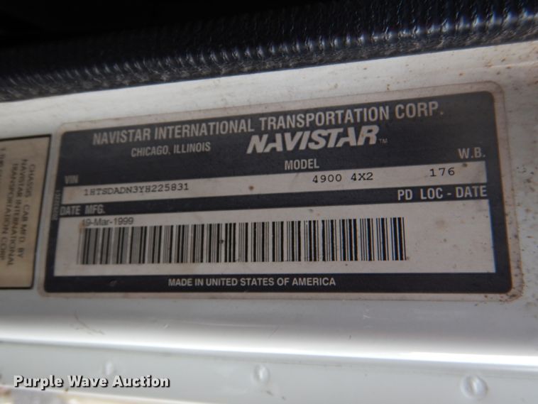 image for item ID9012 2000 International 4900  bucket truck