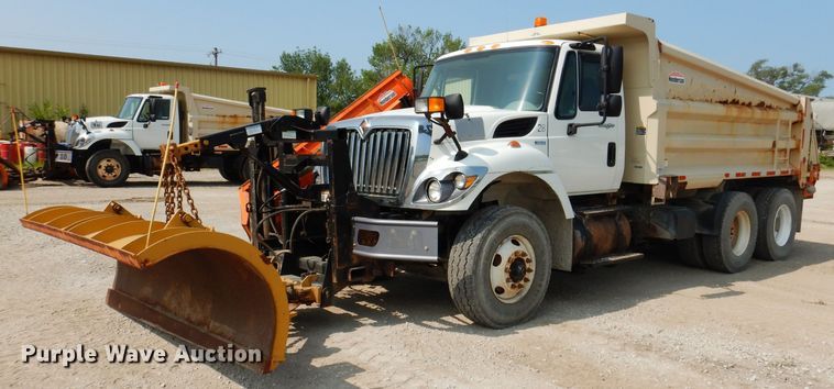 image for item IQ9747 2010 International 7400  dump truck