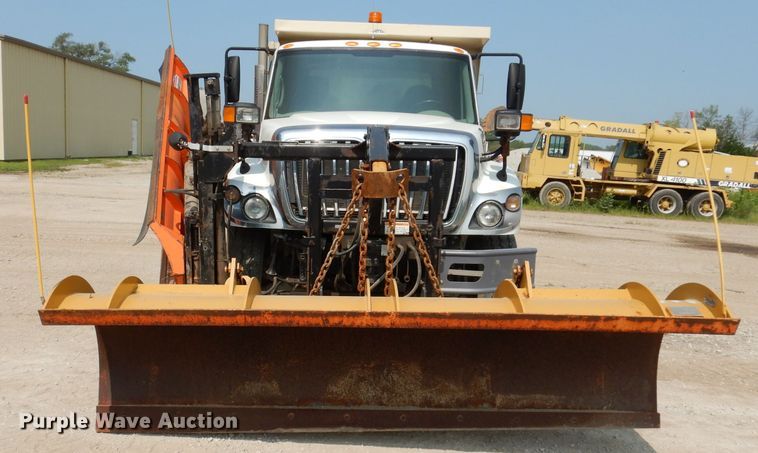 image for item IQ9747 2010 International 7400  dump truck