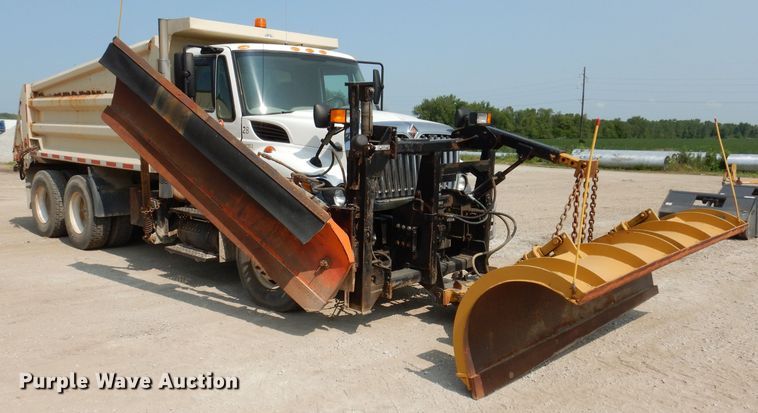 image for item IQ9747 2010 International 7400  dump truck