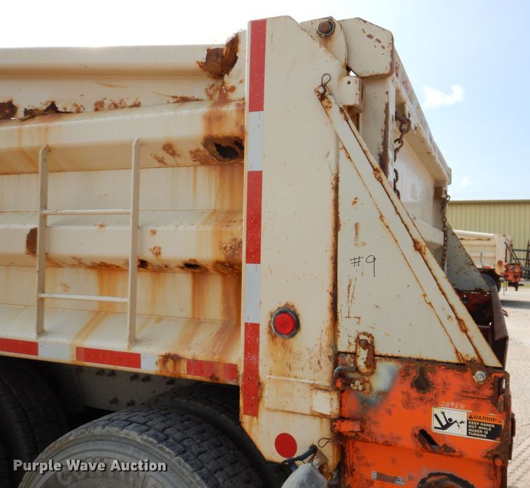 image for item IQ9747 2010 International 7400  dump truck