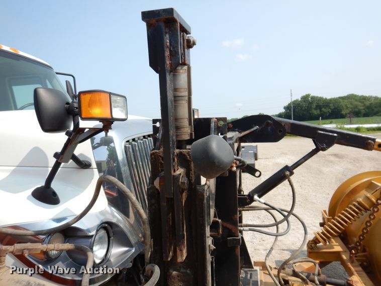 image for item IQ9747 2010 International 7400  dump truck