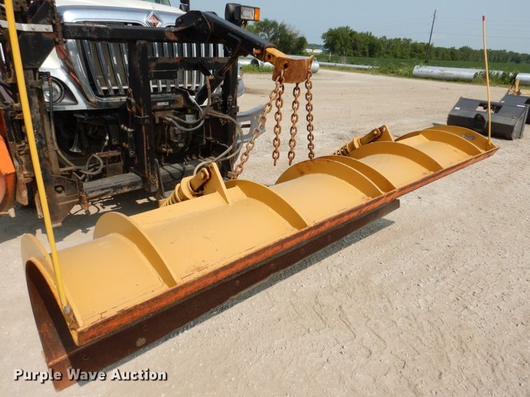 image for item IQ9747 2010 International 7400  dump truck