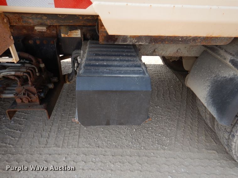 image for item IQ9747 2010 International 7400  dump truck