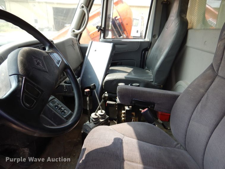 image for item IQ9747 2010 International 7400  dump truck