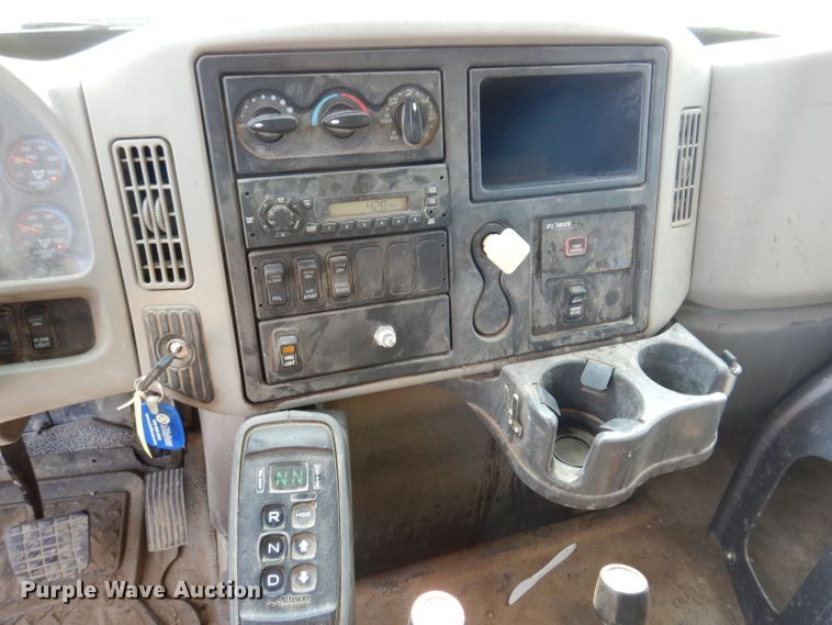 image for item IQ9747 2010 International 7400  dump truck