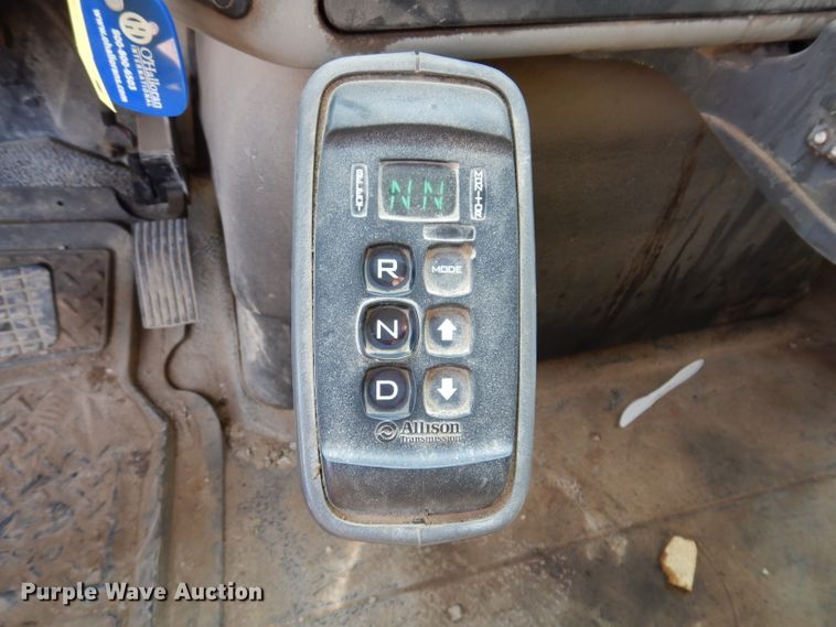 image for item IQ9747 2010 International 7400  dump truck