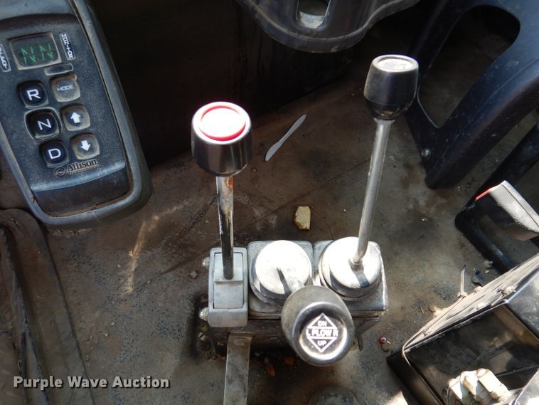 image for item IQ9747 2010 International 7400  dump truck