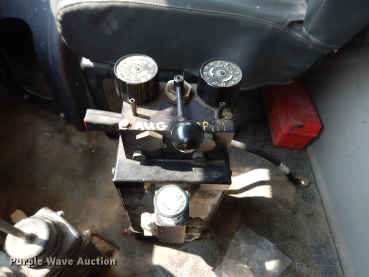 image for item IQ9747 2010 International 7400  dump truck