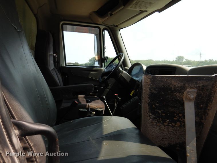 image for item IQ9747 2010 International 7400  dump truck