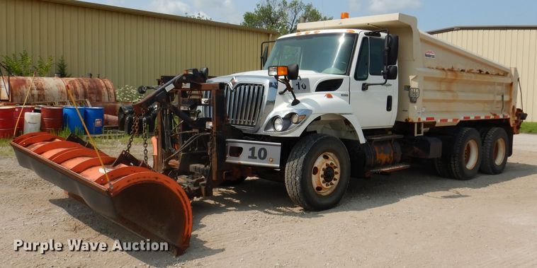 image for item IQ9748 2010 International WorkStar 7400  dump flatbed truck