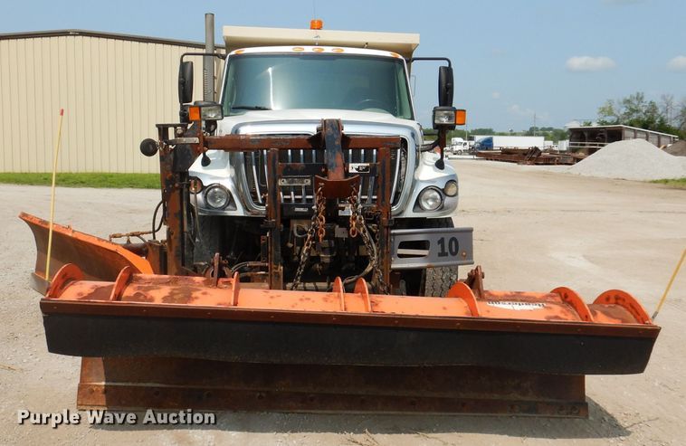 image for item IQ9748 2010 International WorkStar 7400  dump flatbed truck