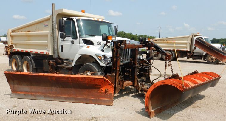 image for item IQ9748 2010 International WorkStar 7400  dump flatbed truck