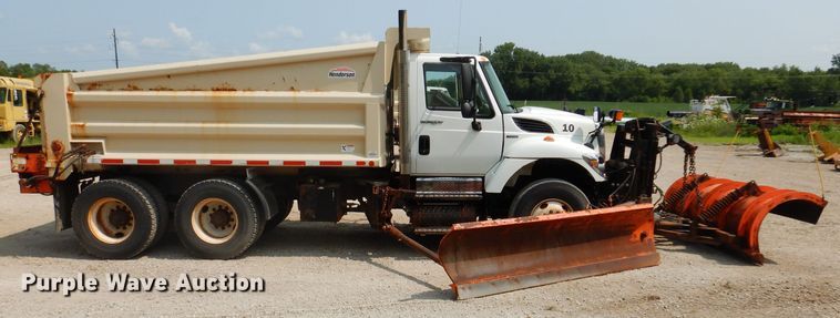 image for item IQ9748 2010 International WorkStar 7400  dump flatbed truck