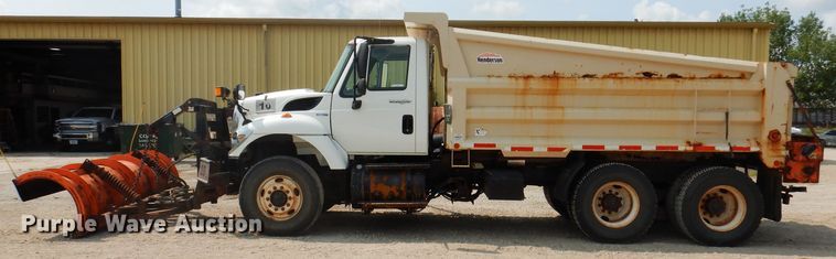image for item IQ9748 2010 International WorkStar 7400  dump flatbed truck