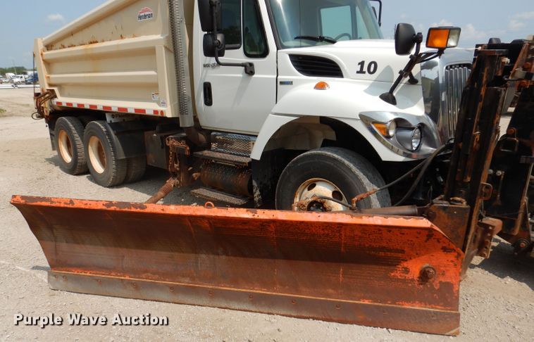 image for item IQ9748 2010 International WorkStar 7400  dump flatbed truck