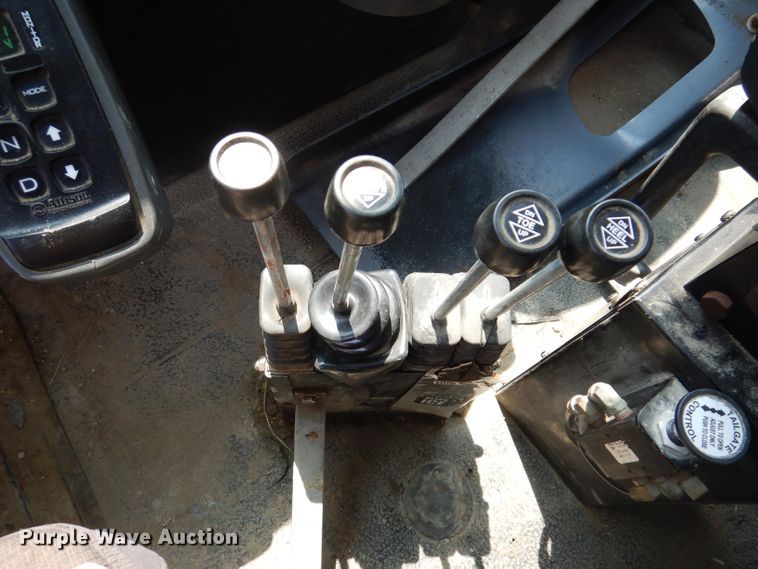 image for item IQ9748 2010 International WorkStar 7400  dump flatbed truck