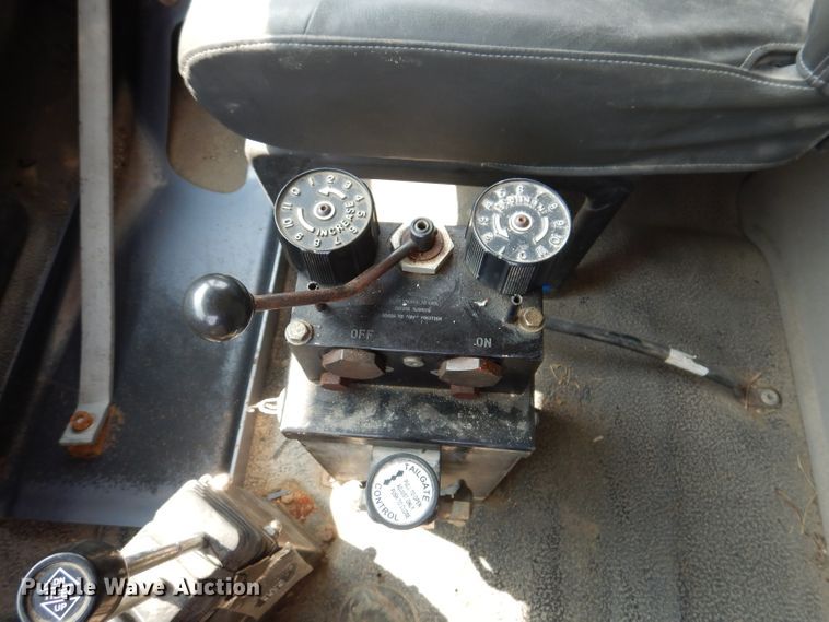 image for item IQ9748 2010 International WorkStar 7400  dump flatbed truck