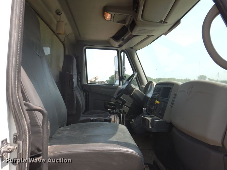 image for item IQ9748 2010 International WorkStar 7400  dump flatbed truck