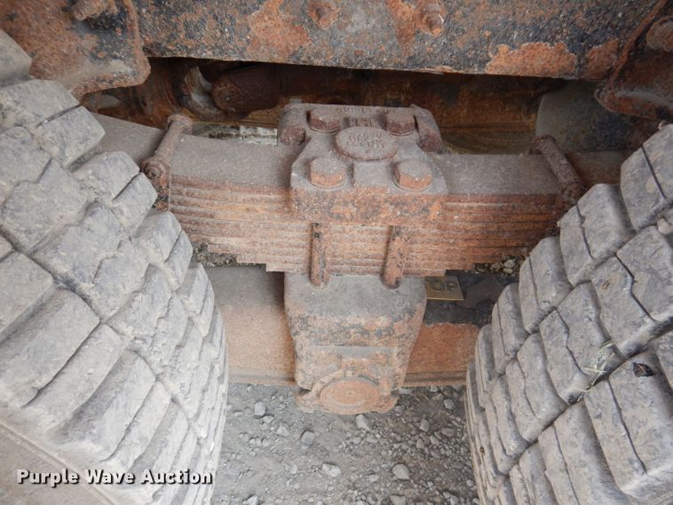 image for item IQ9748 2010 International WorkStar 7400  dump flatbed truck