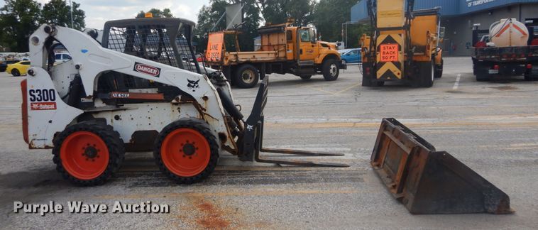 image for item JI9528 2006 Bobcat S300  skid steer loader