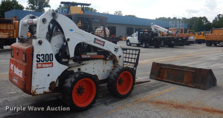 image for item JI9528 2006 Bobcat S300  skid steer loader
