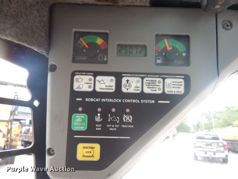 image for item JI9528 2006 Bobcat S300  skid steer loader