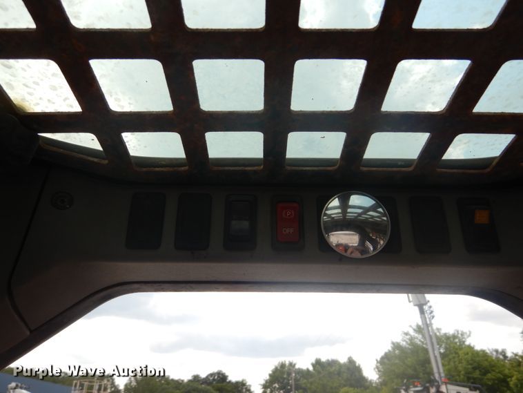 image for item JI9528 2006 Bobcat S300  skid steer loader