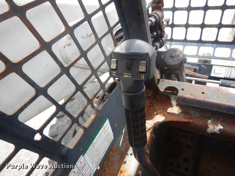 image for item JI9528 2006 Bobcat S300  skid steer loader