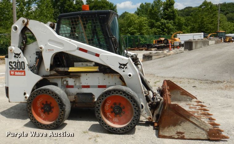 image for item JI9546 2009 Bobcat S300  skid steer loader