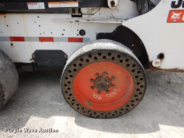 image for item JI9546 2009 Bobcat S300  skid steer loader