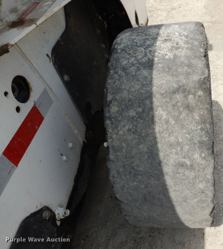 image for item JI9546 2009 Bobcat S300  skid steer loader