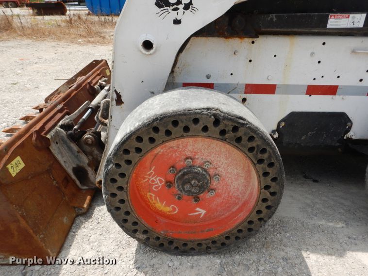 image for item JI9546 2009 Bobcat S300  skid steer loader