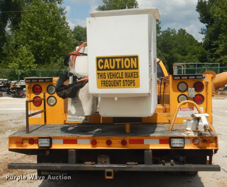 image for item JI9547 2004 Ford F550 Super Duty XL  SuperCab bucket truck