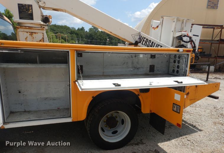 image for item JI9547 2004 Ford F550 Super Duty XL  SuperCab bucket truck