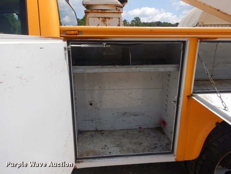 image for item JI9547 2004 Ford F550 Super Duty XL  SuperCab bucket truck