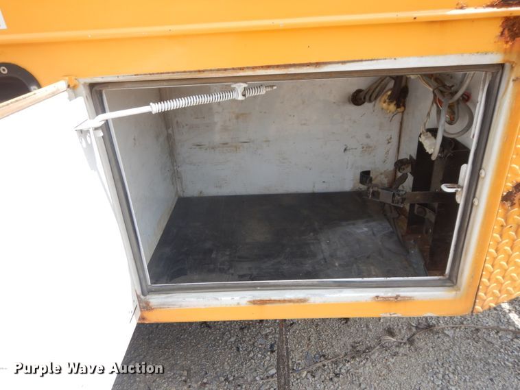 image for item JI9547 2004 Ford F550 Super Duty XL  SuperCab bucket truck