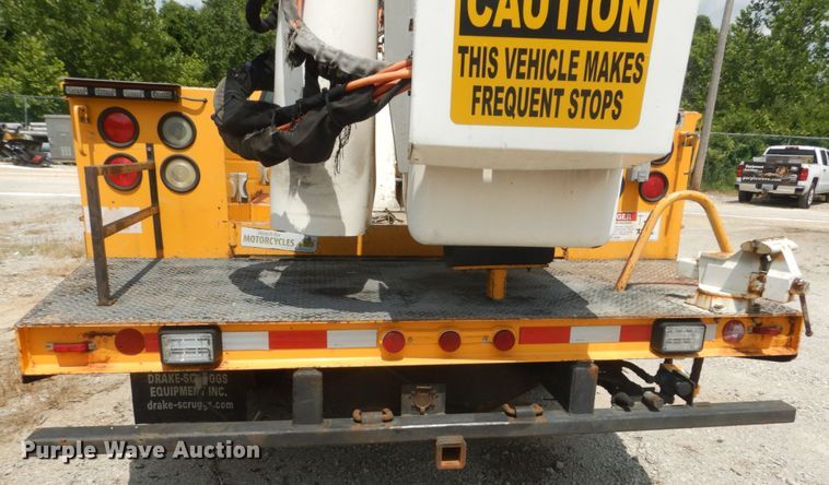 image for item JI9547 2004 Ford F550 Super Duty XL  SuperCab bucket truck
