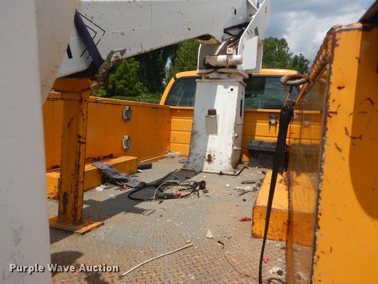 image for item JI9547 2004 Ford F550 Super Duty XL  SuperCab bucket truck