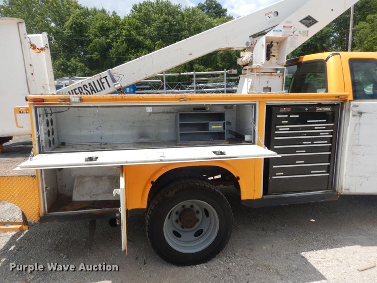 image for item JI9547 2004 Ford F550 Super Duty XL  SuperCab bucket truck