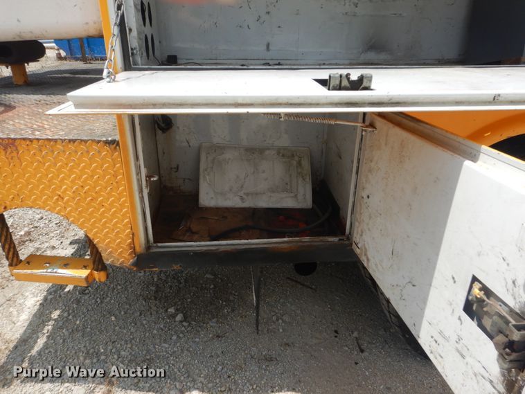 image for item JI9547 2004 Ford F550 Super Duty XL  SuperCab bucket truck