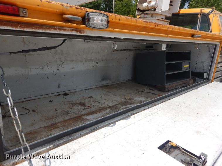 image for item JI9547 2004 Ford F550 Super Duty XL  SuperCab bucket truck