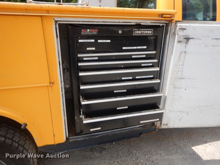 image for item JI9547 2004 Ford F550 Super Duty XL  SuperCab bucket truck