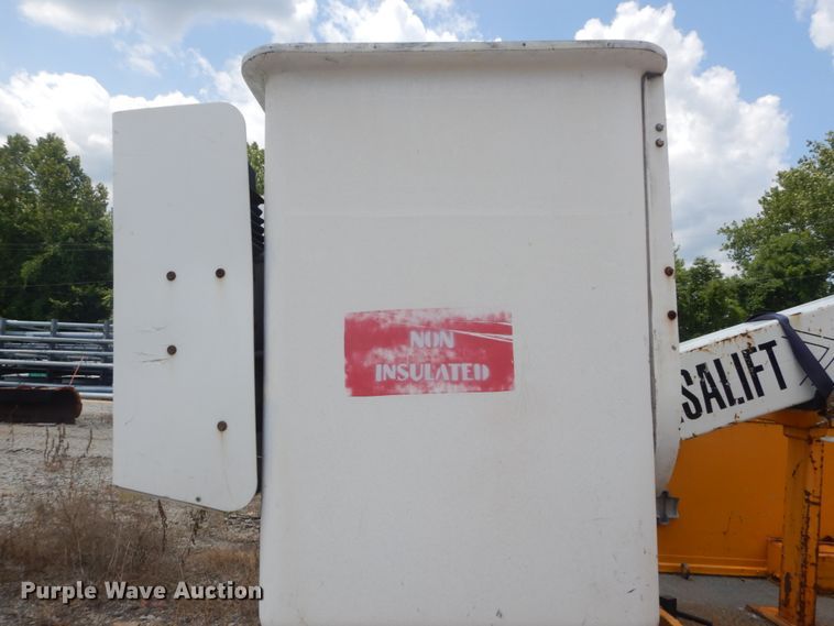 image for item JI9547 2004 Ford F550 Super Duty XL  SuperCab bucket truck