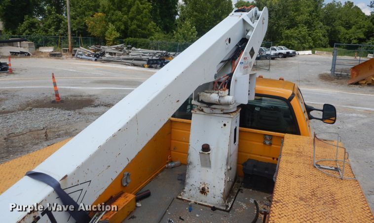 image for item JI9547 2004 Ford F550 Super Duty XL  SuperCab bucket truck