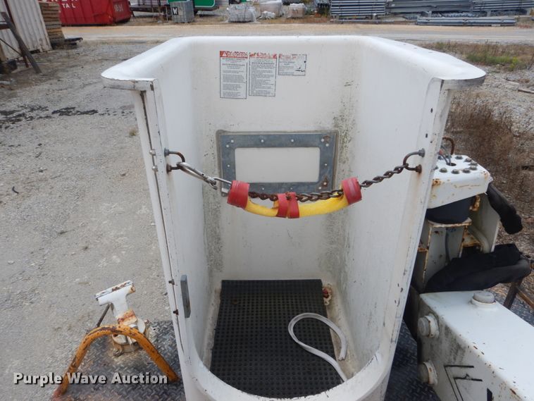 image for item JI9547 2004 Ford F550 Super Duty XL  SuperCab bucket truck