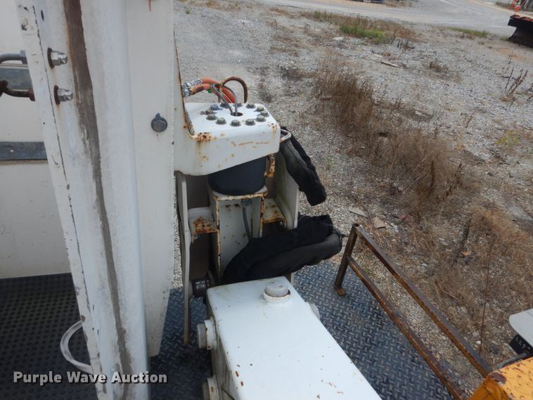 image for item JI9547 2004 Ford F550 Super Duty XL  SuperCab bucket truck